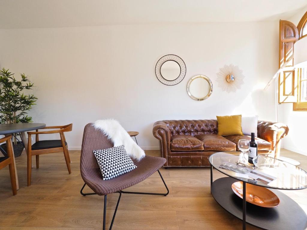 sala de estar con sofá de cuero y mesa en Barcelonaforrent The Central Place en Barcelona