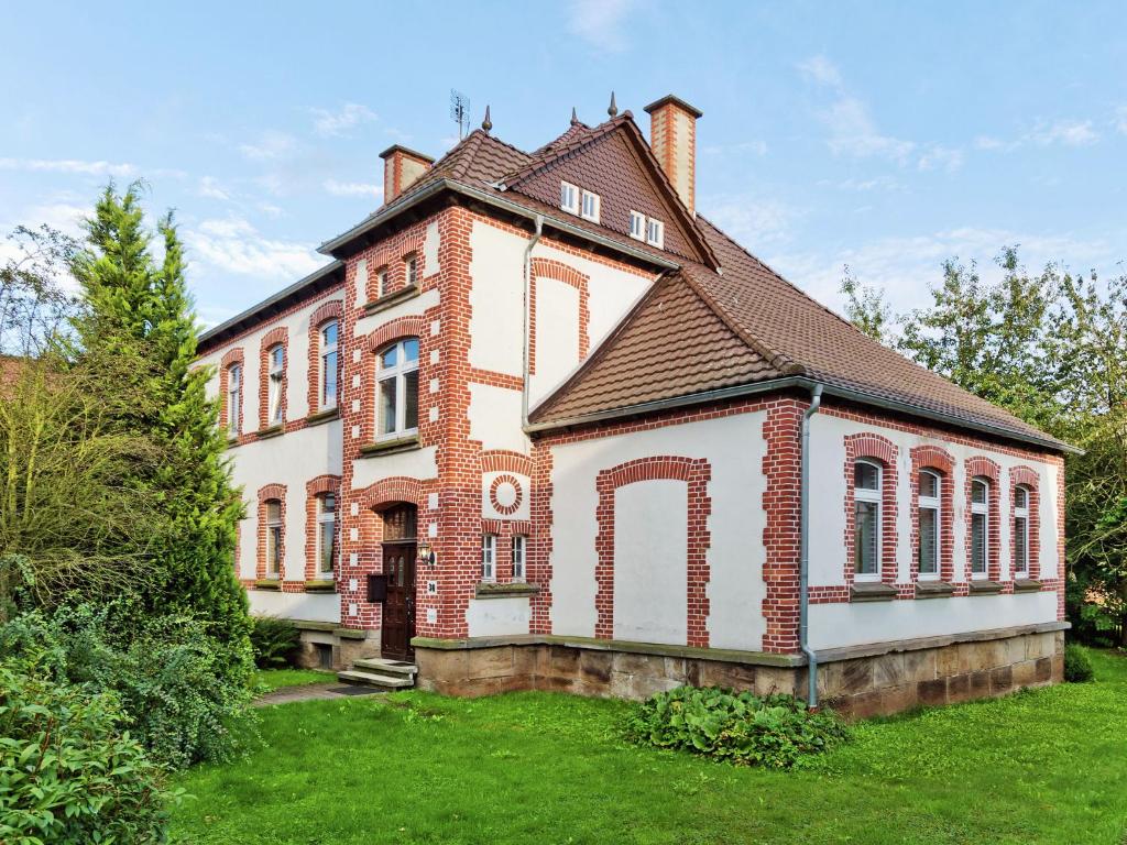 ein altes Backsteingebäude mit einem Dach in der Unterkunft Stylish former village school with garden in Waldeck