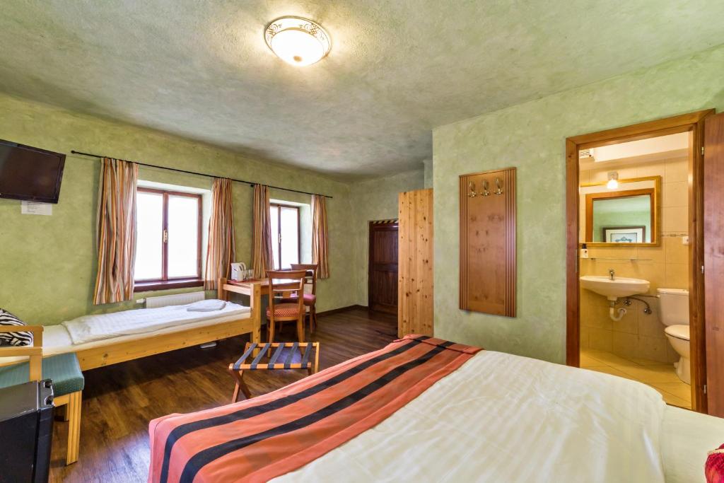 Postel nebo postele na pokoji v ubytování Pension U Hada