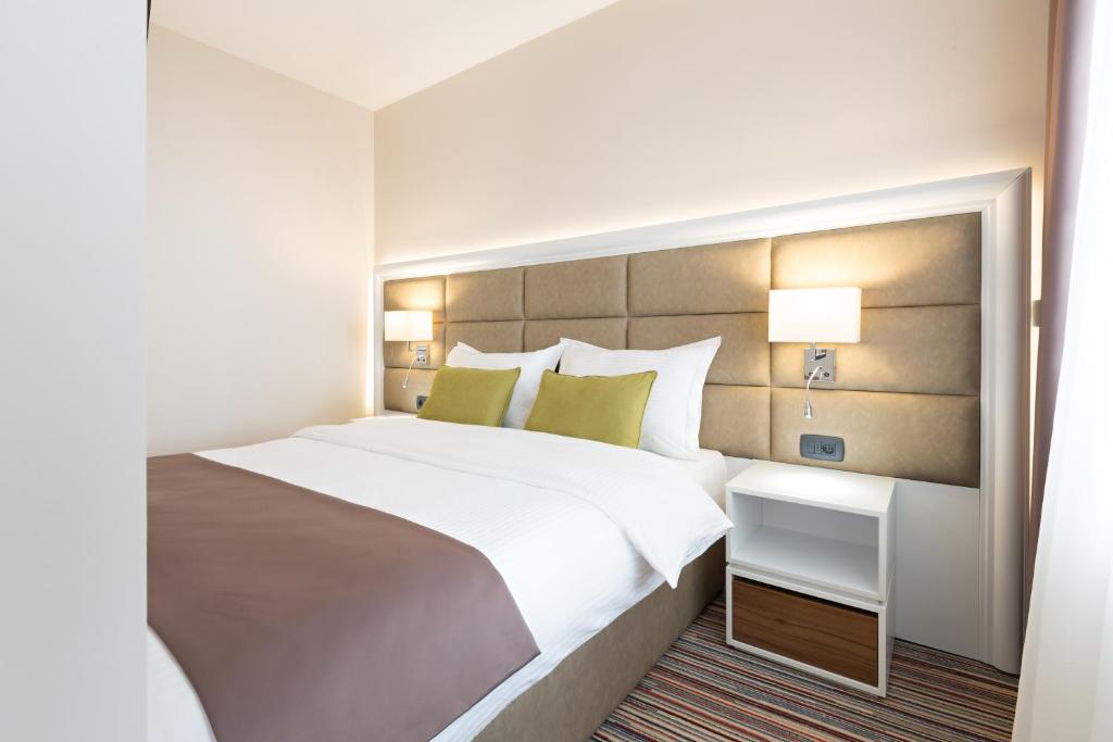 Hotel TESLA - Smart Stay Garni - Resim 15