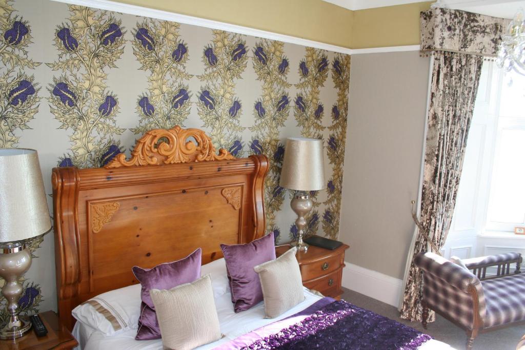 - une chambre avec un lit et des oreillers violets dans l'établissement Alltavona House, à Oban