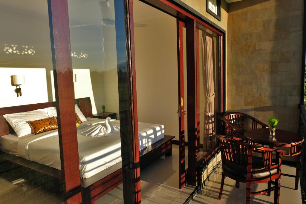 Postel nebo postele na pokoji v ubytování Putra Guest House