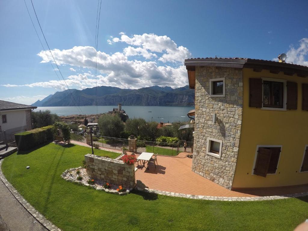 una casa con un patio con vistas al agua en Appartamenti La Perla, en Malcesine