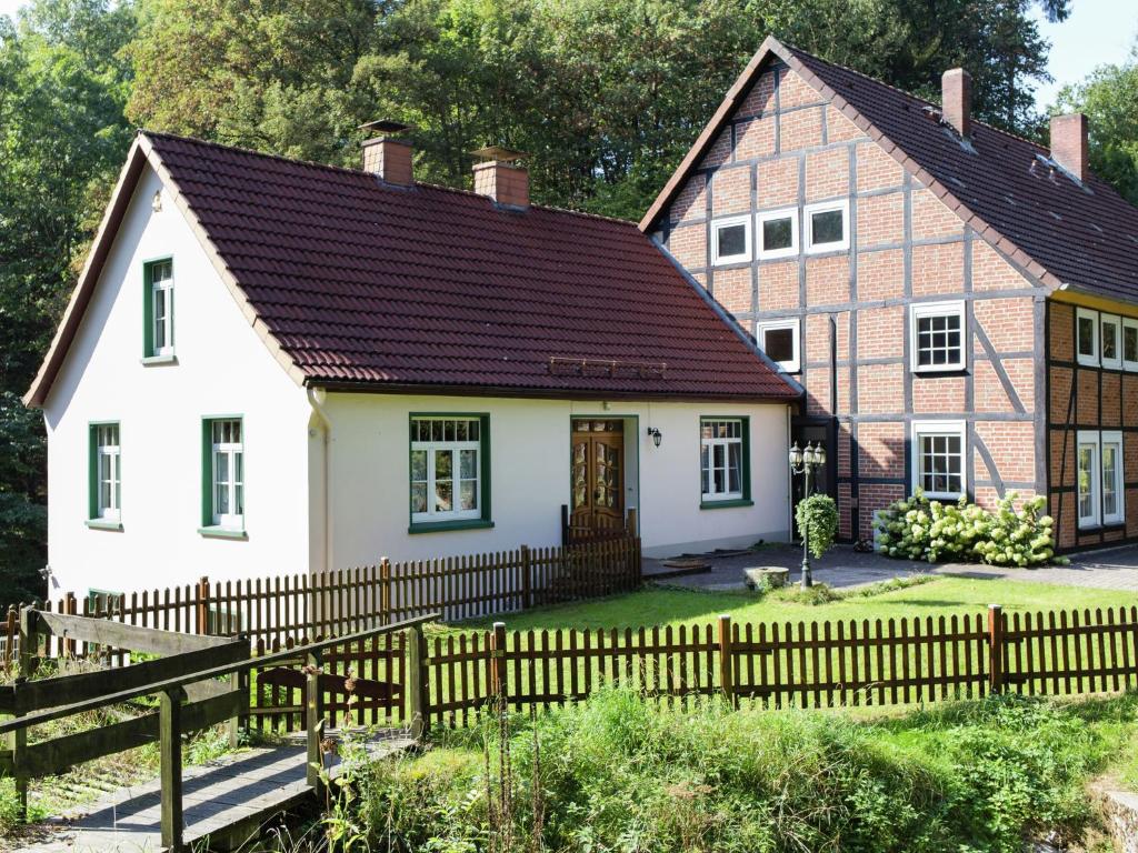 een huis met een hek ervoor bij Chic apartment in Hessisch Oldendorf in Zersen