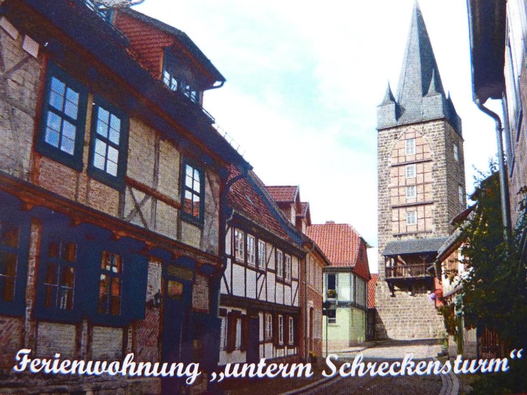 ein altes Gebäude mit einem Turm und einer Kirche in der Unterkunft Ferienwohnung unterm Schreckensturm in Quedlinburg