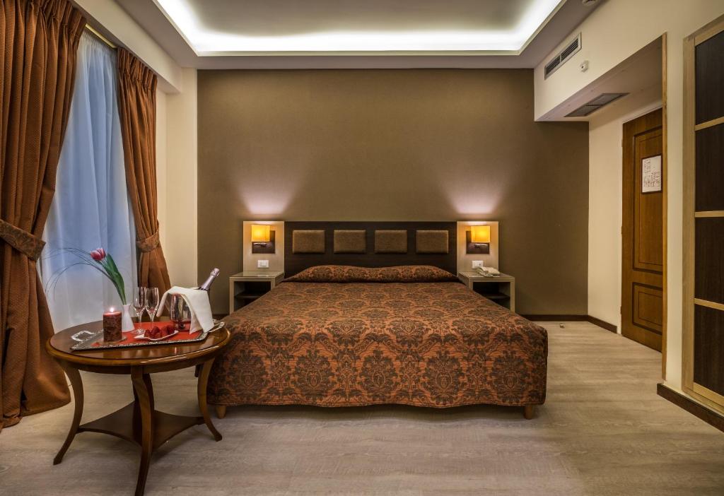 Postel nebo postele na pokoji v ubytování Rex Hotel
