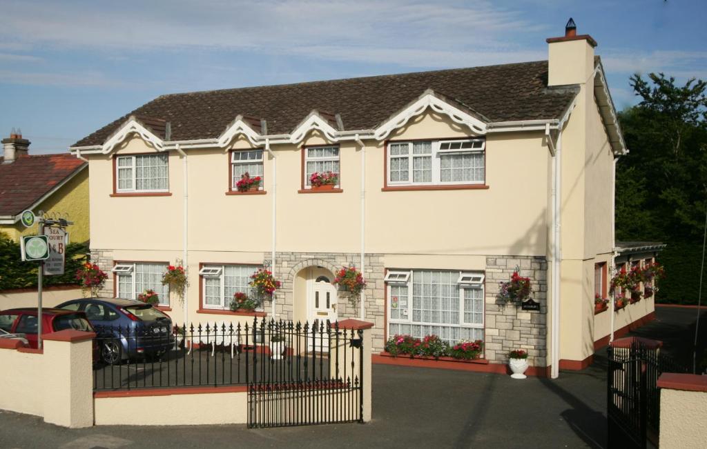 dom z samochodem zaparkowanym przed nim w obiekcie Seacourt Accommodation Tramore - Adult Only w mieście Tramore