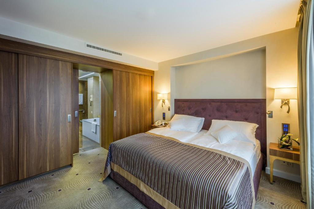 Voodi või voodid majutusasutuse Lausanne Palace toas