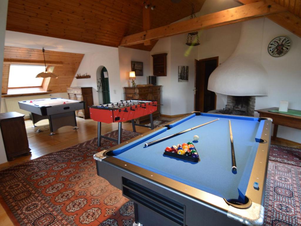 Biliár nebo kulečník v ubytování Holiday Home in Baneux with Garden & Games