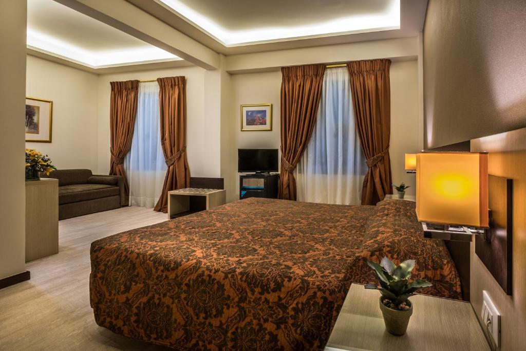 Postel nebo postele na pokoji v ubytování Rex Hotel
