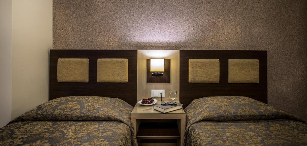 Postel nebo postele na pokoji v ubytování Rex Hotel
