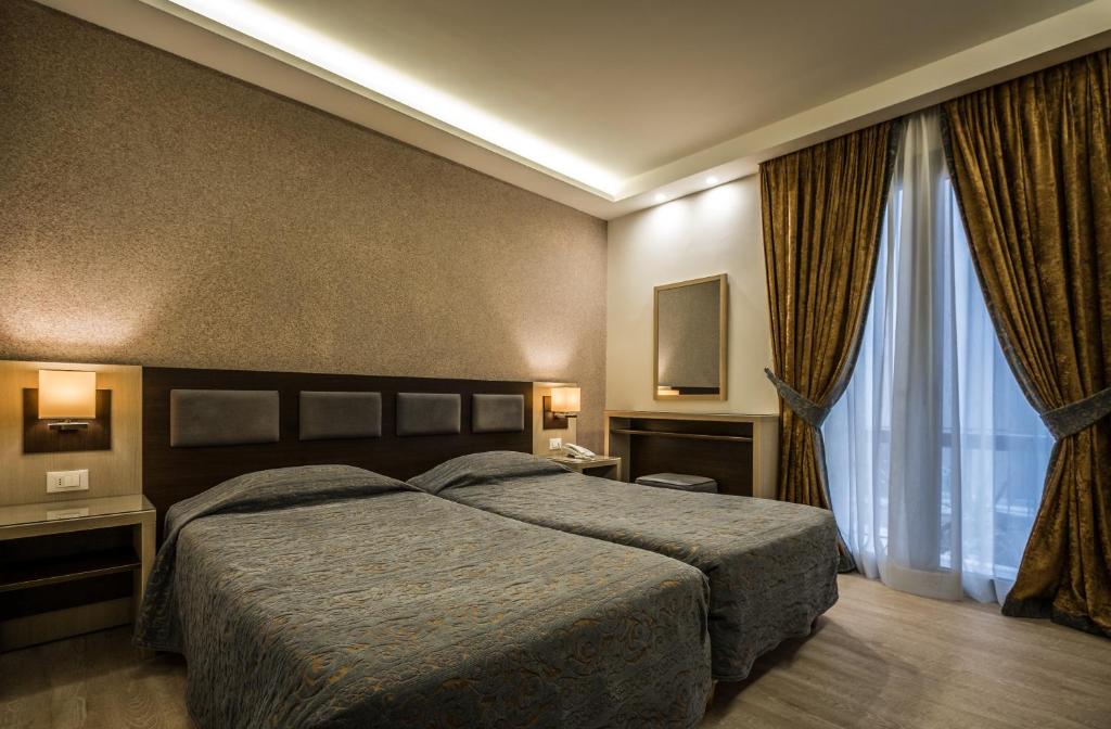 Postel nebo postele na pokoji v ubytování Rex Hotel