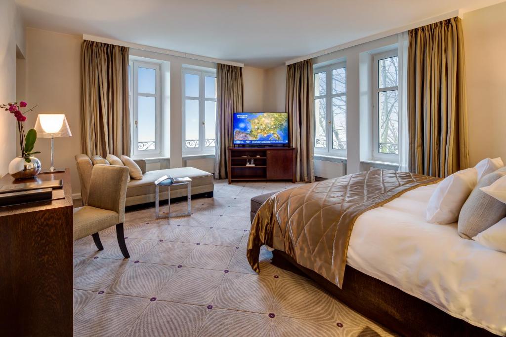 Voodi või voodid majutusasutuse Lausanne Palace toas