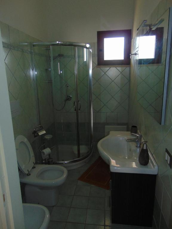 A bathroom at Appartamenti Budoni