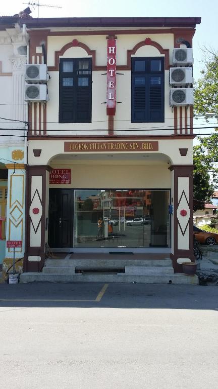 Un edificio con un cartel en el frente. en Hotel Hong, en Melaka