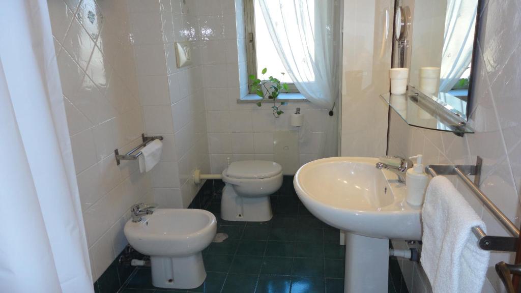 Ένα μπάνιο στο New Flat in the Heart of Pozzuoli