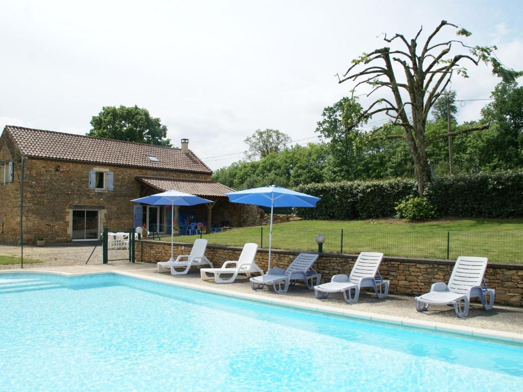 Saint-PompontにあるBeautiful Holiday Home with Pool in Saint Pompontの家の隣のプール(椅子、パラソル付)