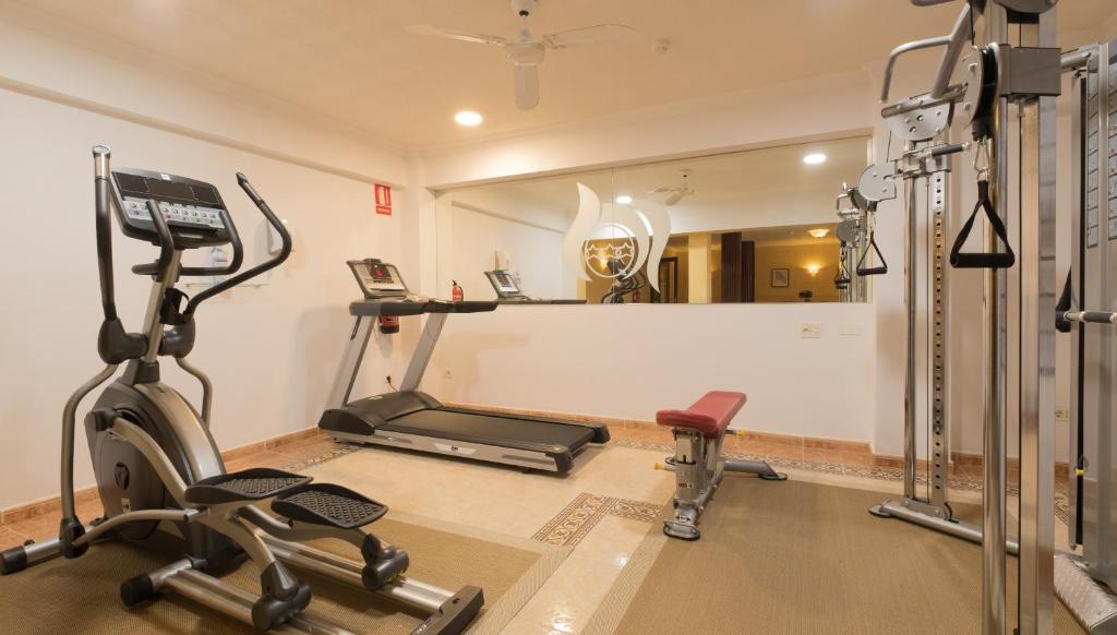Fitness centrum a/nebo fitness zařízení v ubytování Hotel Monopol