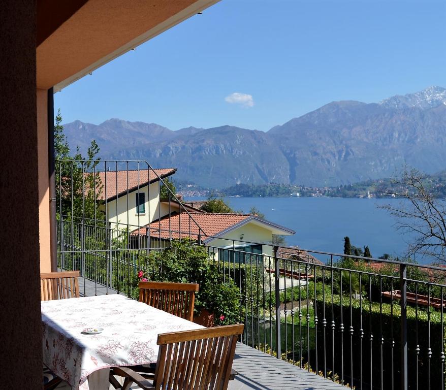 MezzegraにあるTremezzina Appartamento Red & Greyの湖の景色を望むバルコニー(テーブル付)
