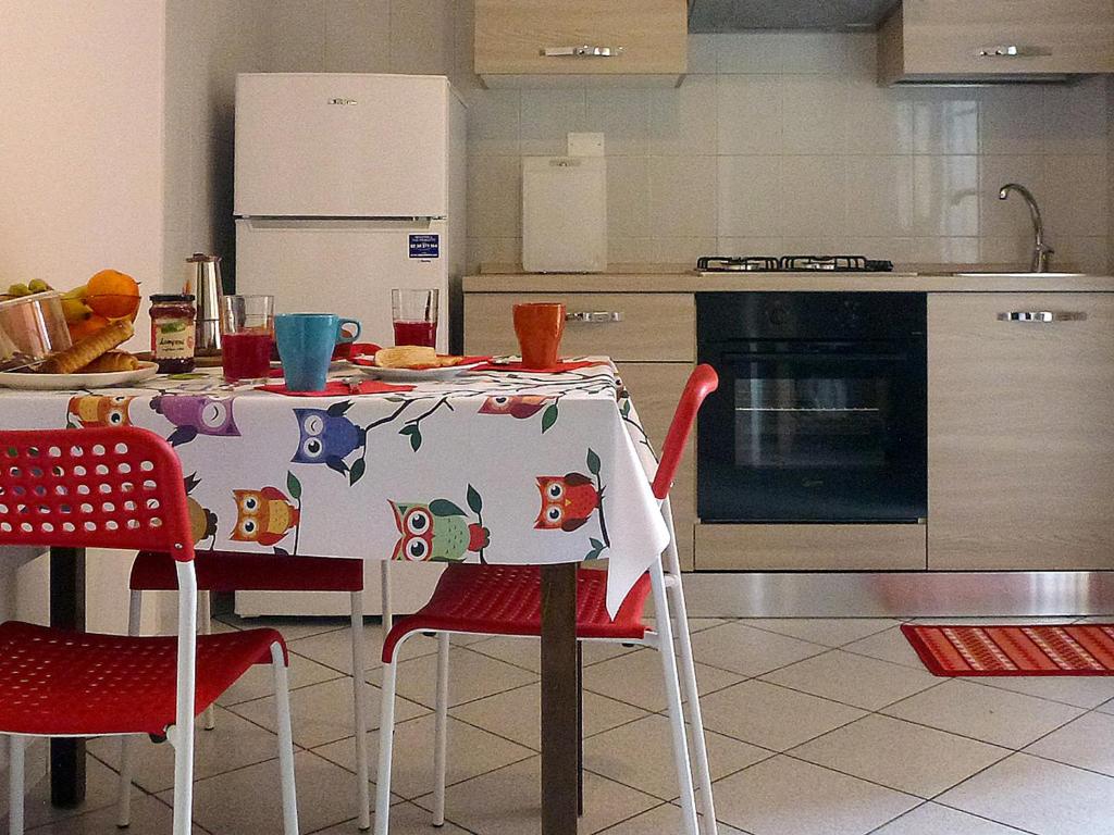 eine Küche mit einem Tisch und einem Tischtuch darauf in der Unterkunft Ravenna Tourist Apartments in Ravenna