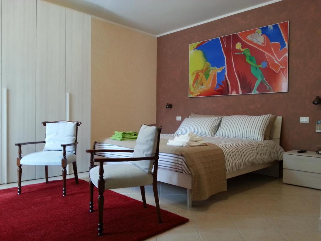 Borghesiana にあるCasa Livia Metro C Bolognettaのベッドルーム1室(ベッド1台、テーブル、椅子付)
