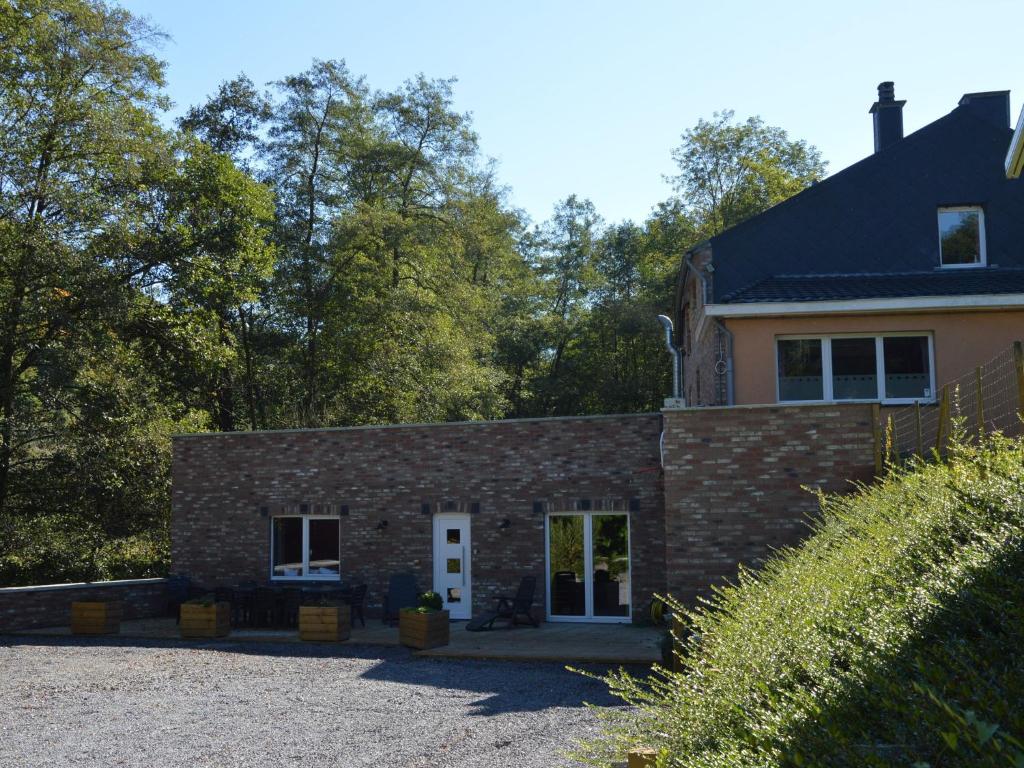een stenen huis met een oprit ervoor bij Cozy Holiday home in Theux in Theux