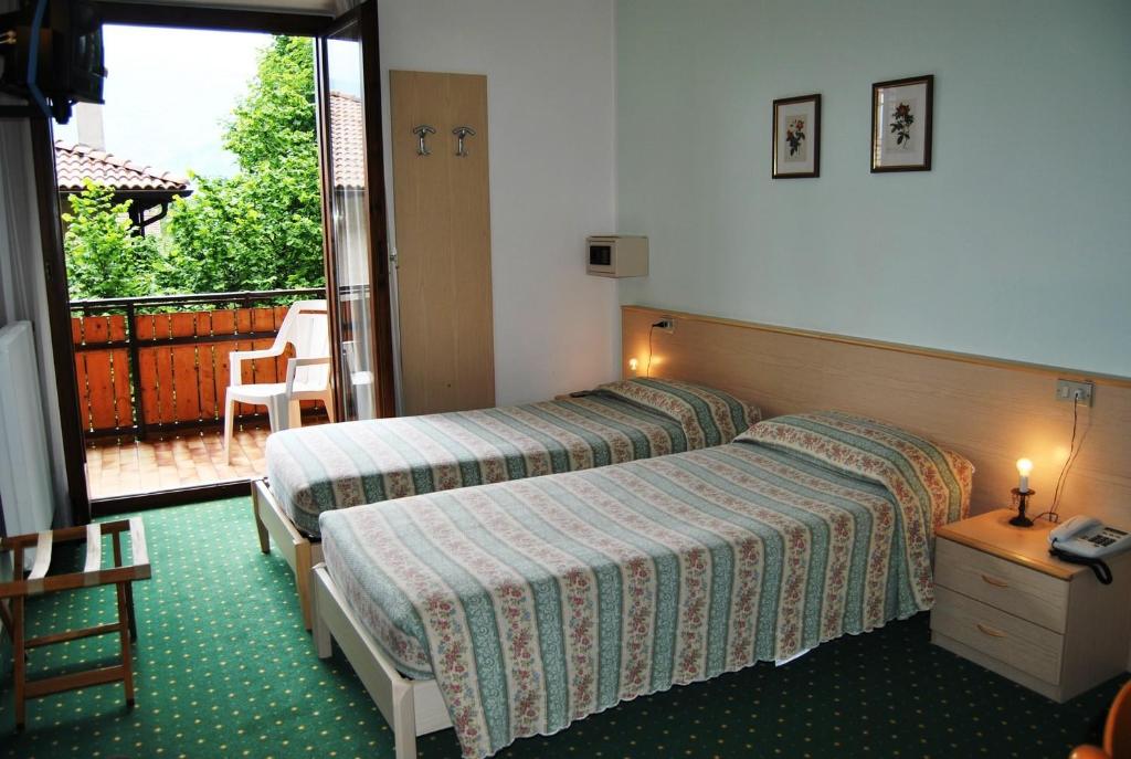 Postel nebo postele na pokoji v ubytování Albergo Genzianella
