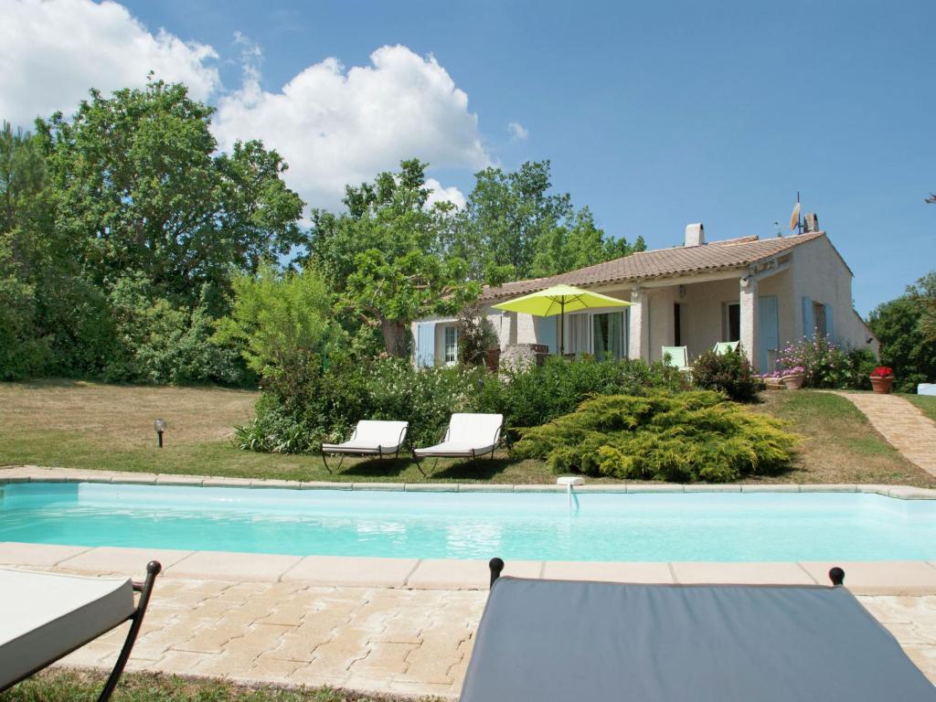 CéresteにあるRustic villa with pool in Cereste Franceの家の前にスイミングプールがある家