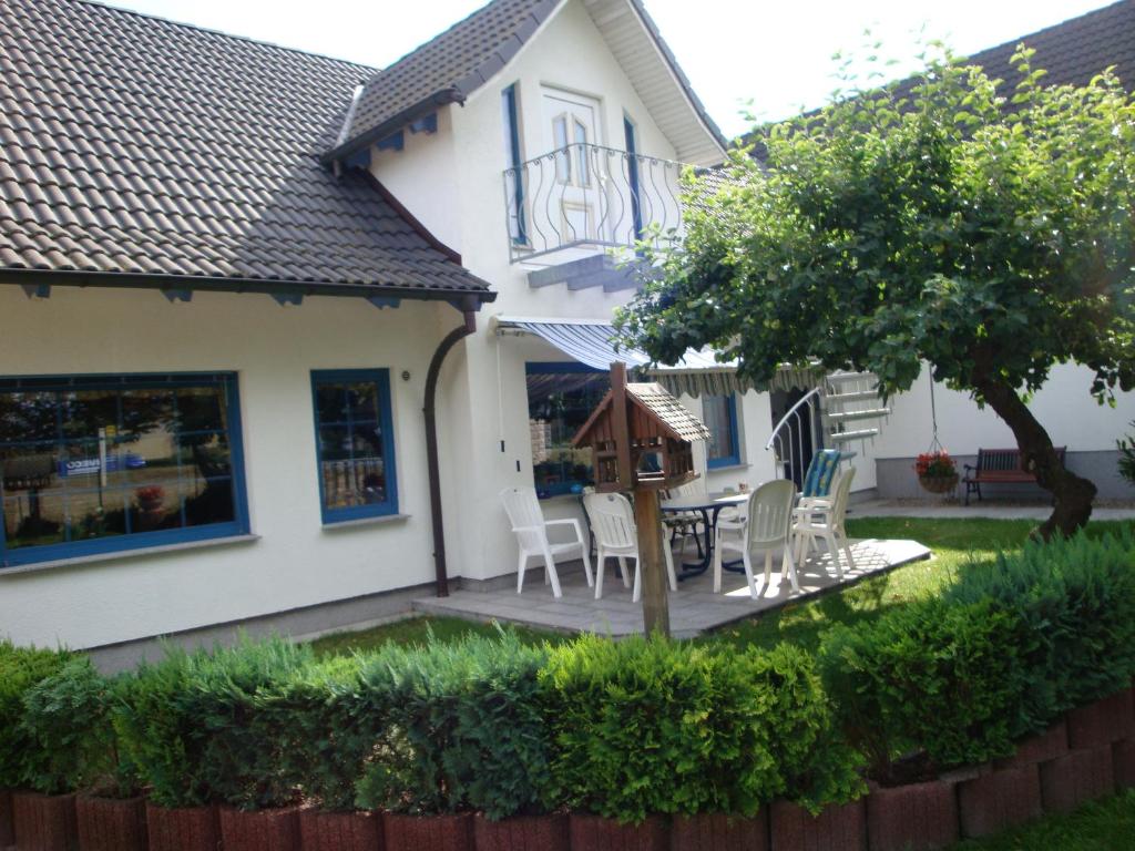 eine Terrasse im Hinterhof eines Hauses in der Unterkunft Pension Goerke in Kritzkow