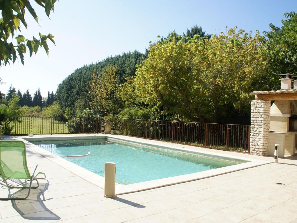 Modern Holiday Home in Le Thor with a Pool tesisinde veya buraya yakın yüzme havuzu