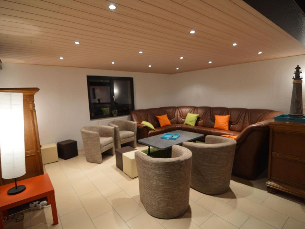 Een zitgedeelte bij Modern Holiday Home in Sourbrodt with Private Pool