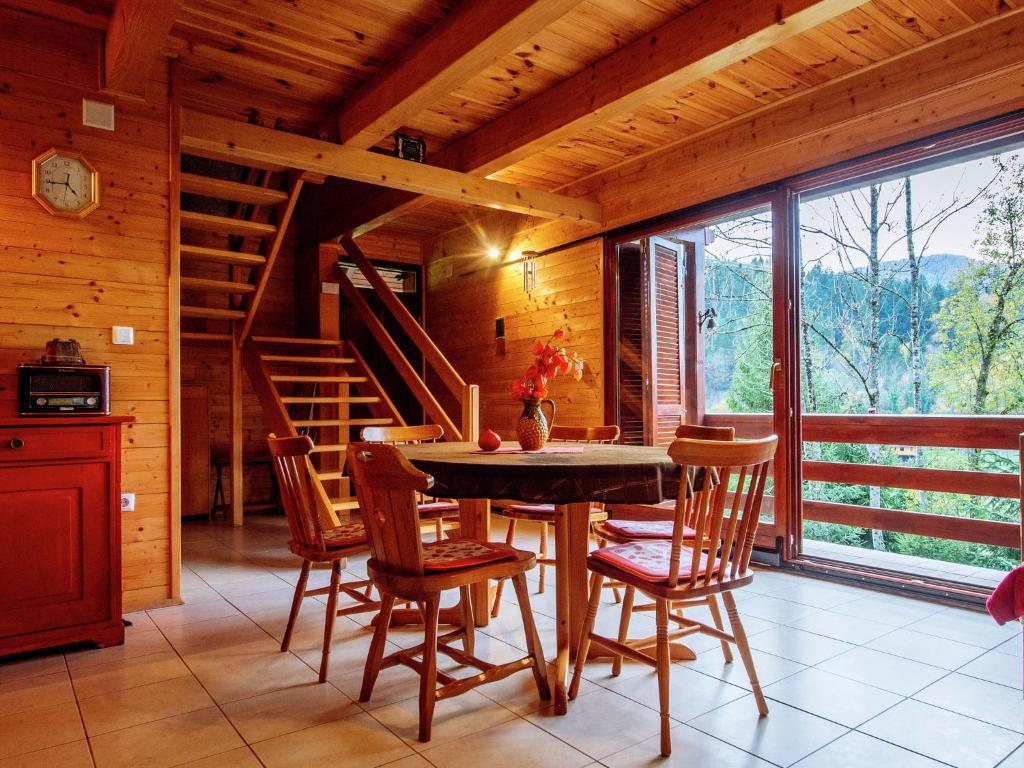 een eetkamer met een tafel en stoelen en een trap bij Serene holiday home in Dolu with private garden in Brod Moravice