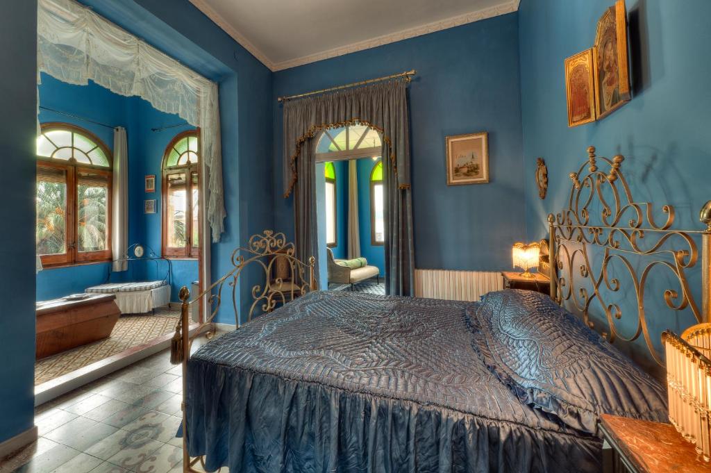 um quarto com paredes azuis e uma cama em Hotel Casa Ceremines em Xerta