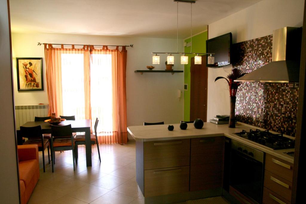 una cucina con tavolo e una sala da pranzo di Appartamento Giove a Otranto