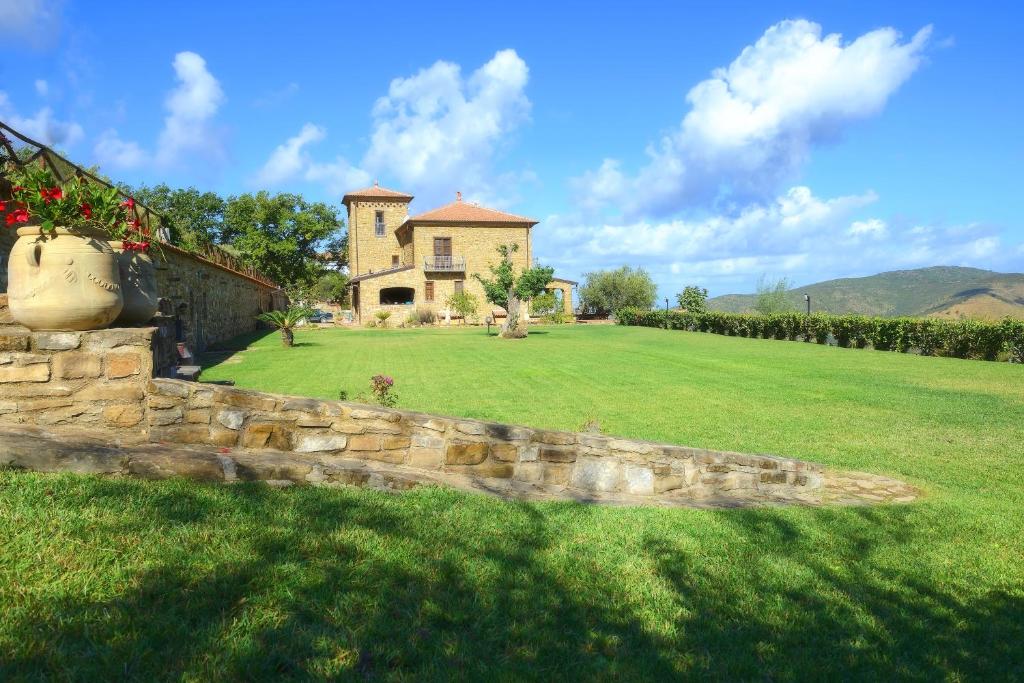 un gran patio con una pared de piedra frente a una casa en Casalesanpietro, en Castellabate