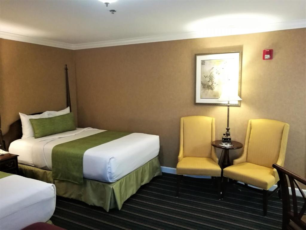 Postel nebo postele na pokoji v ubytování The Wilshire Grand Hotel