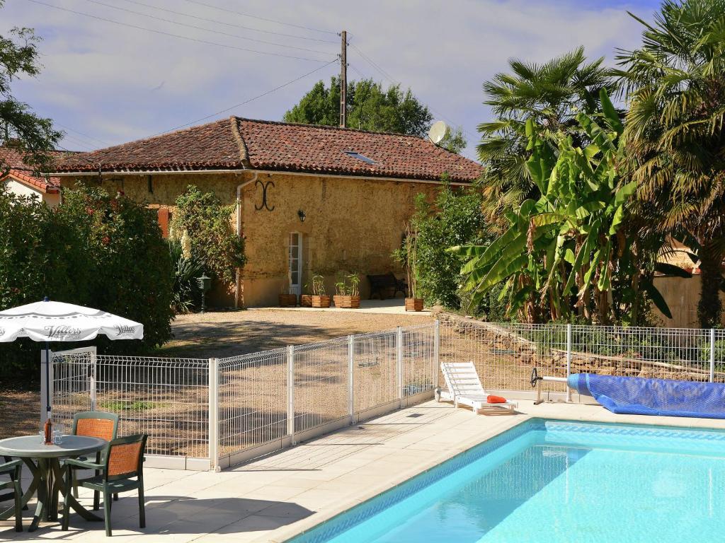 Piscine de l'établissement Traditional villa with pool ou située à proximité