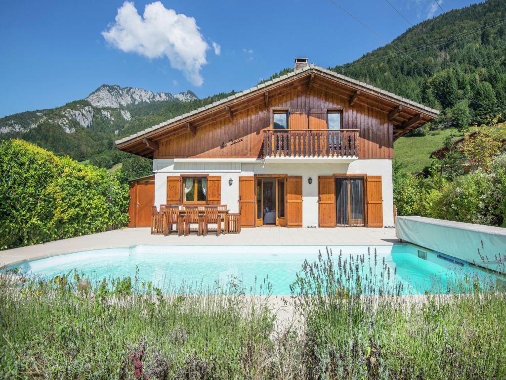 a house and a swimming pool in front of a house at Splendida villa isolata con piscina Biot in Le Biot