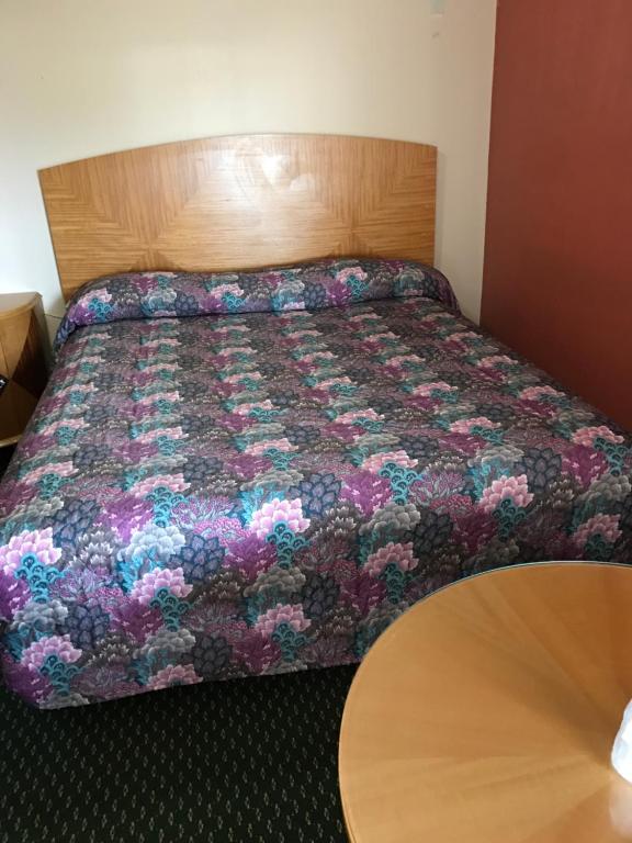 Postel nebo postele na pokoji v ubytování Sunset Motel