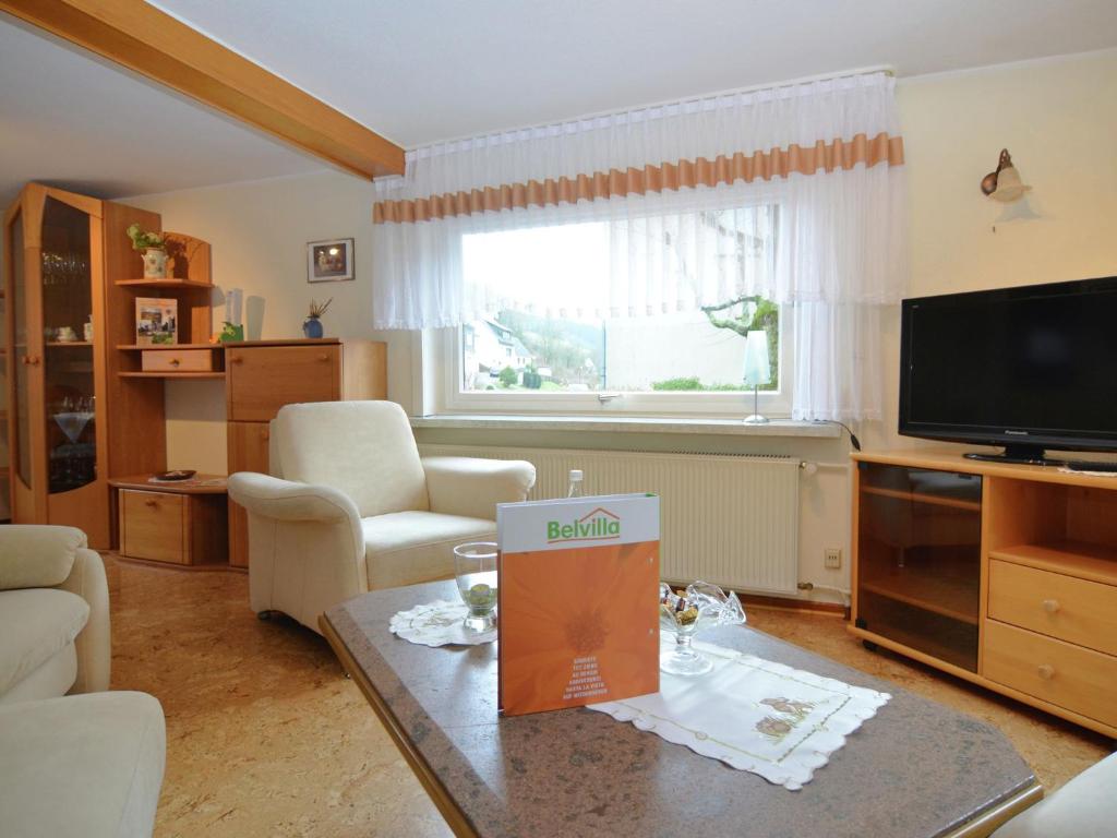 ein Wohnzimmer mit einem Tisch und einer Schachtel darauf in der Unterkunft Holiday home in Ramsbeck with garden in Ramsbeck