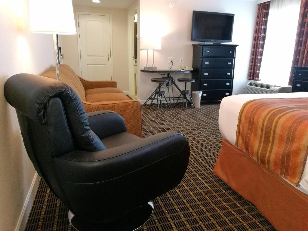TV a/nebo společenská místnost v ubytování The Wilshire Grand Hotel