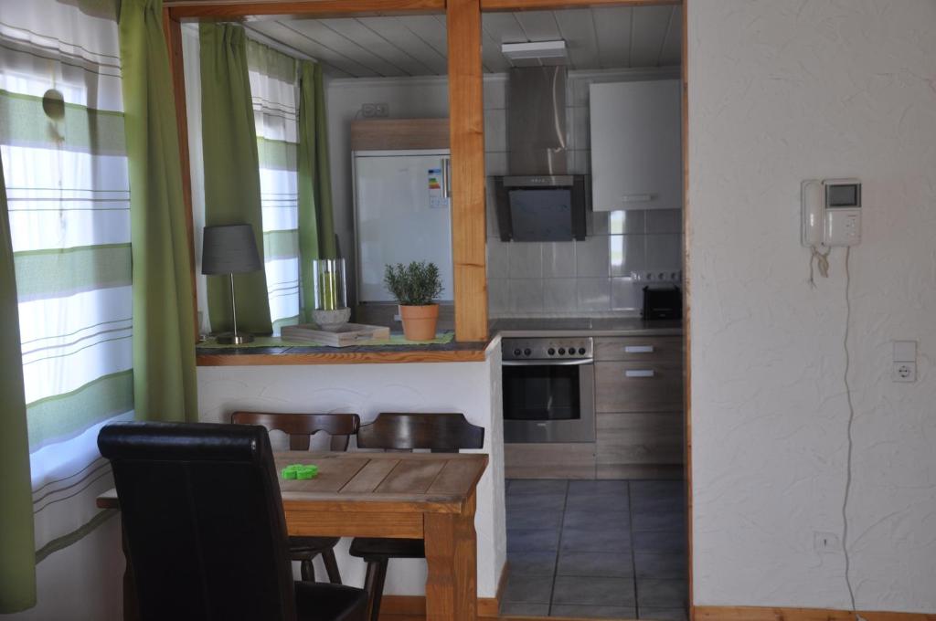 eine Küche mit einem Holztisch und einem Esszimmer in der Unterkunft Ferienwohnung Siegen Eiserfeld 1 in Siegen