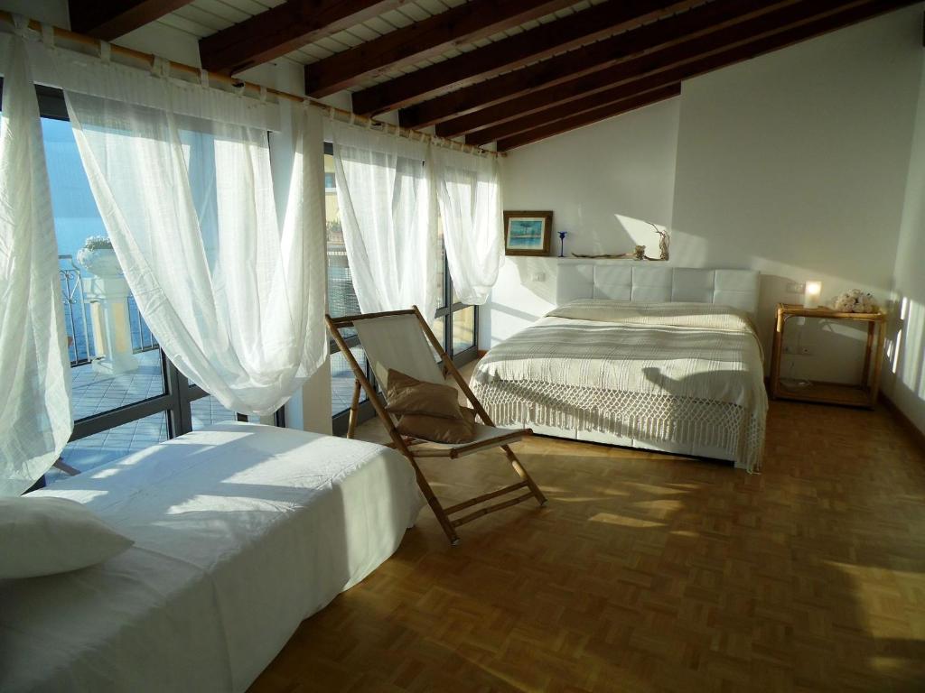 Postel nebo postele na pokoji v ubytování Retreat Overlooking Lake Iseo