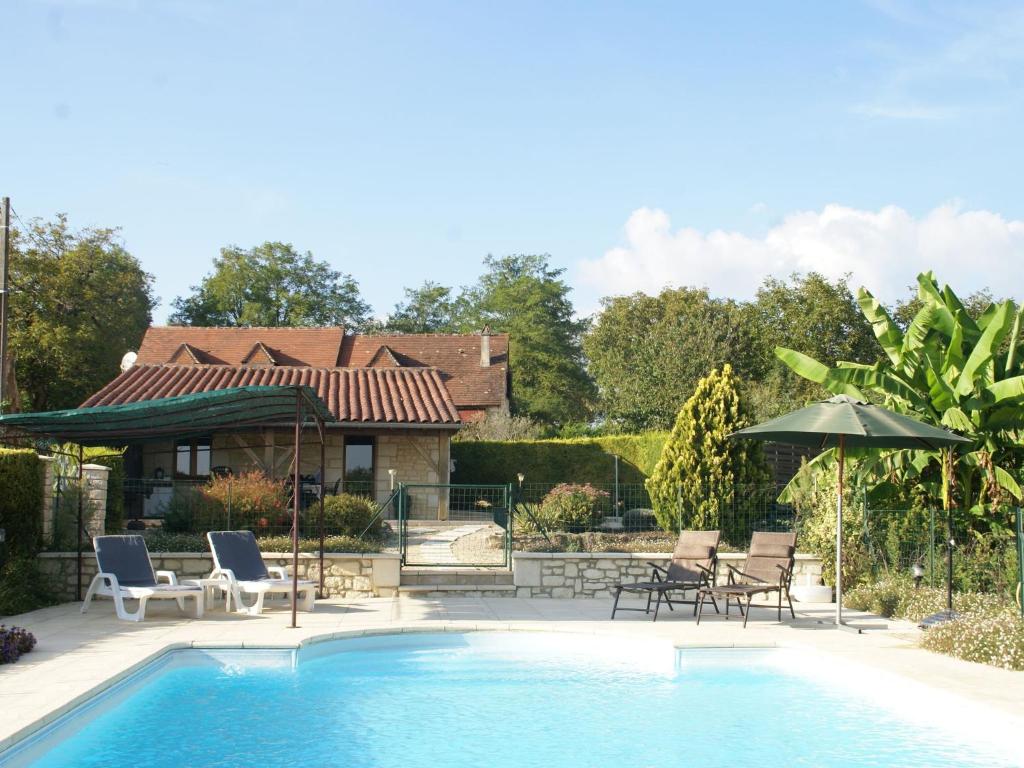 Attractive holiday home in Montcl ra with pool