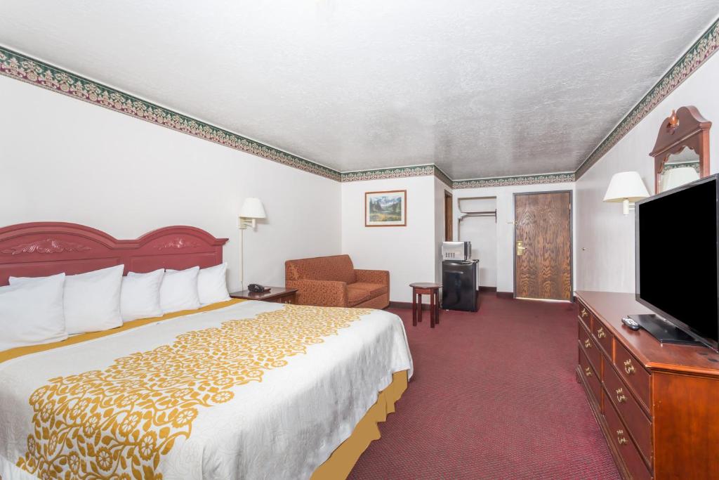 Days Inn by Wyndham Evanston WY - King Room - Smoking Pet Friendly
