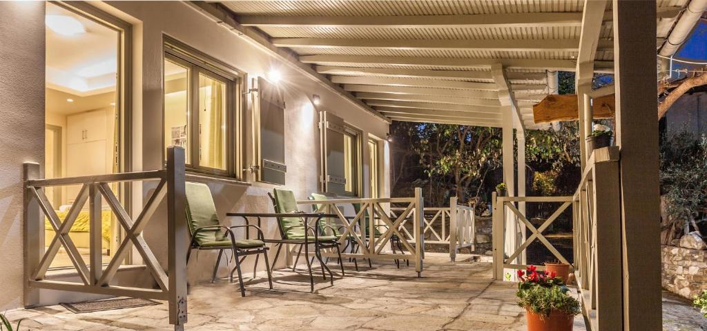 Balkón alebo terasa v ubytovaní Argyroyla Damouchari Studios