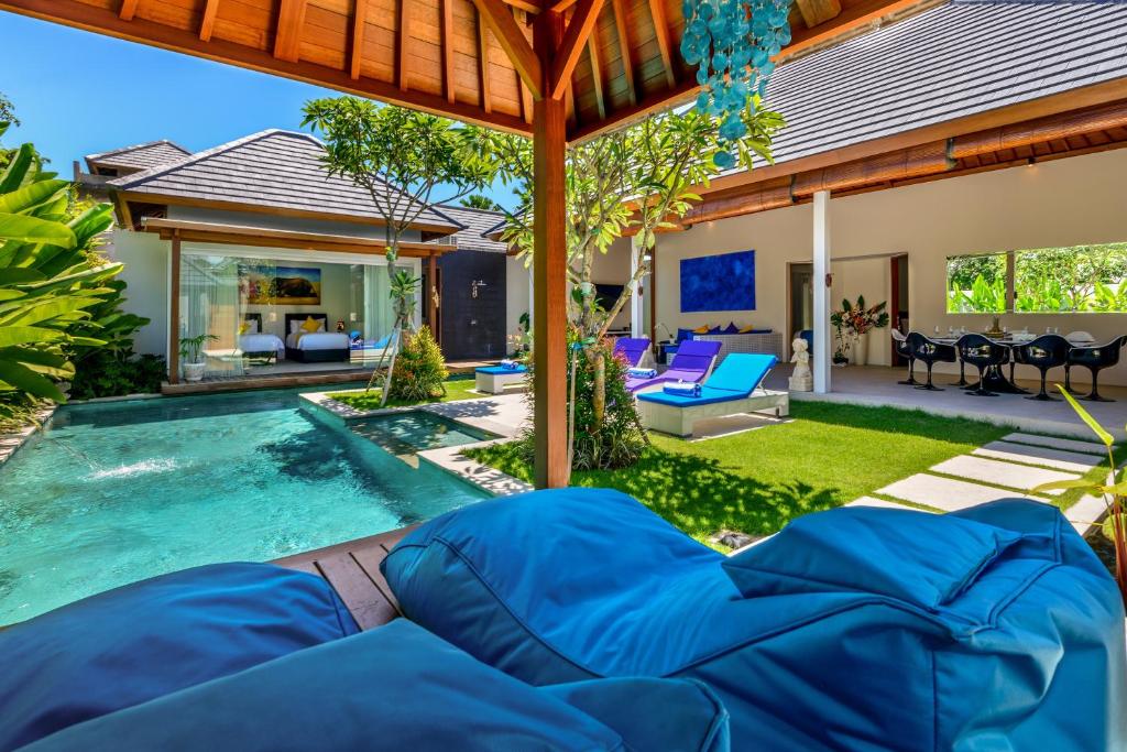 Bild eines Hinterhofs mit Pool und Haus in der Unterkunft Villa Ley Seminyak by Best Deals Asia Hospitality in Seminyak