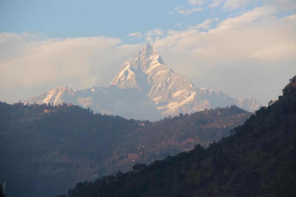 Vista generica sulle montagne o vista sulle montagne dall'interno of country house