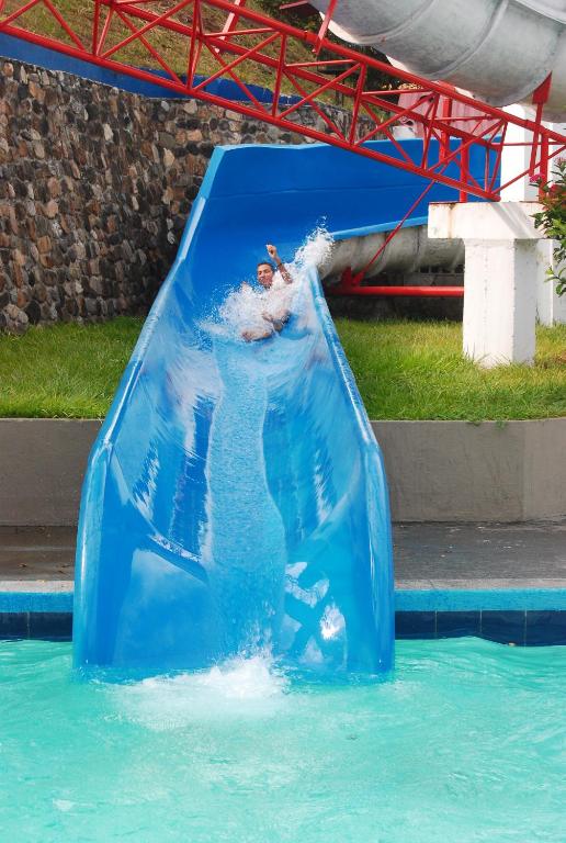 Bazén v ubytování Hotel y Parque Acuatico Agua Sol Alegria nebo v jeho okolí