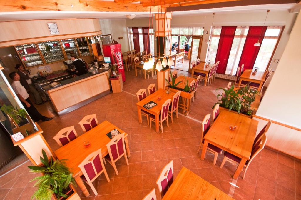 an overhead view of a restaurant with tables and chairs at Plitvicka Vrela in Grabovac